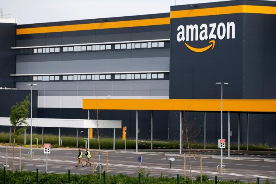 Consumidores brasileiros usando o Amazon Mercado para comprar produtos essenciais online.