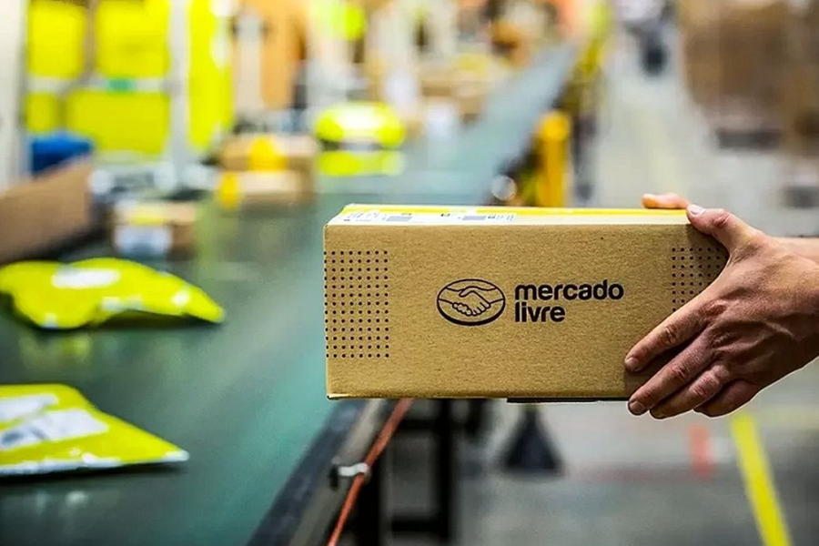 Garrafas de destilados em prateleira de loja, destacando a suspensão temporária da venda de bebidas alcoólicas no Mercado Livre.