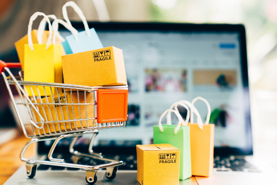 Consumidores brasileiros realizando compras online, representando as tendências de consumo no e-commerce brasileiro em 2025.