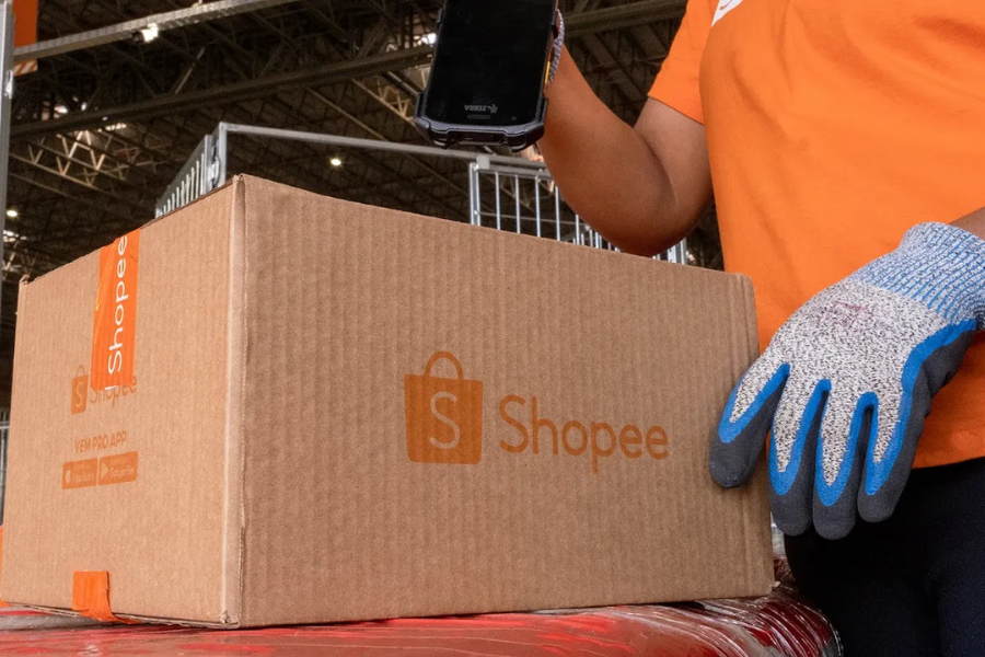 Centro de distribuição da Shopee em São Bernardo do Campo, com área de triagem de pacotes automatizada.
