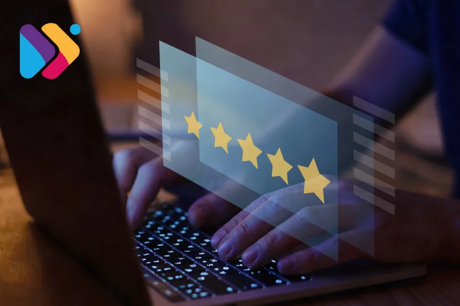 Cliente deixando avaliação positiva após compra online