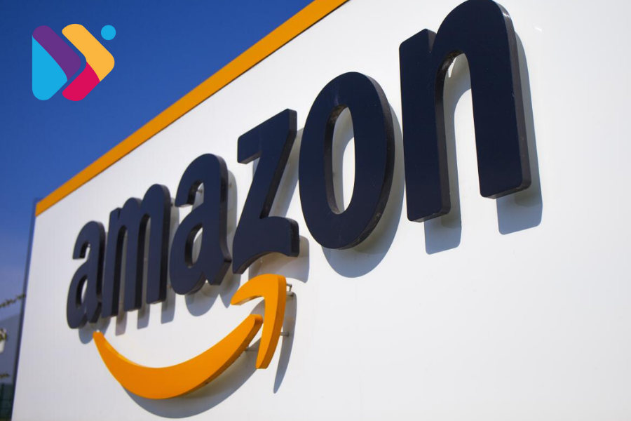 Vendedor analisando vendas na Amazon com gráficos de crescimento ao fundo