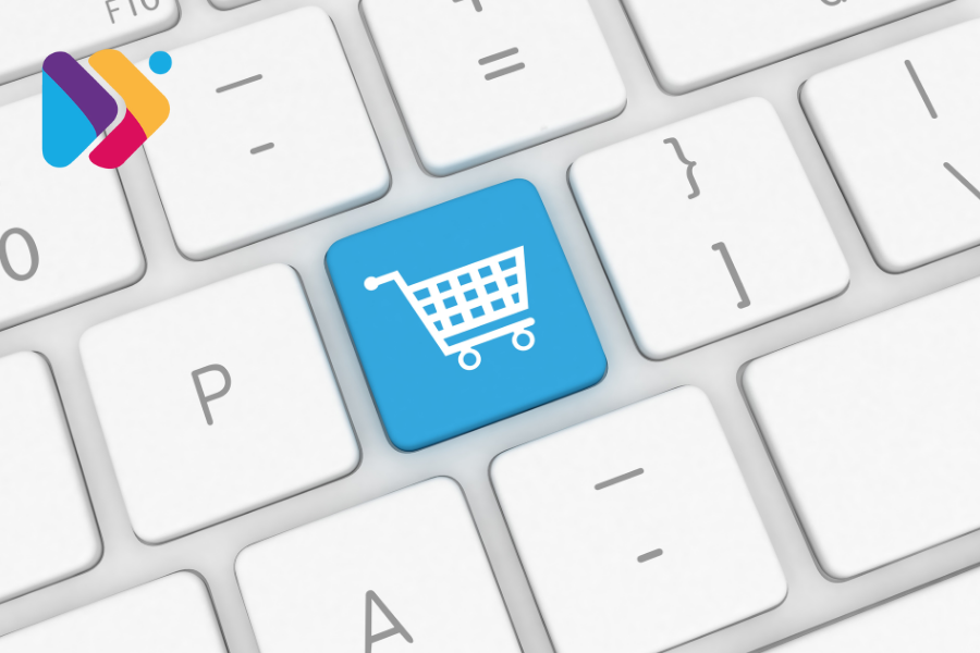 Empreendedor analisando custos e estratégias para abrir um e-commerce de sucesso.