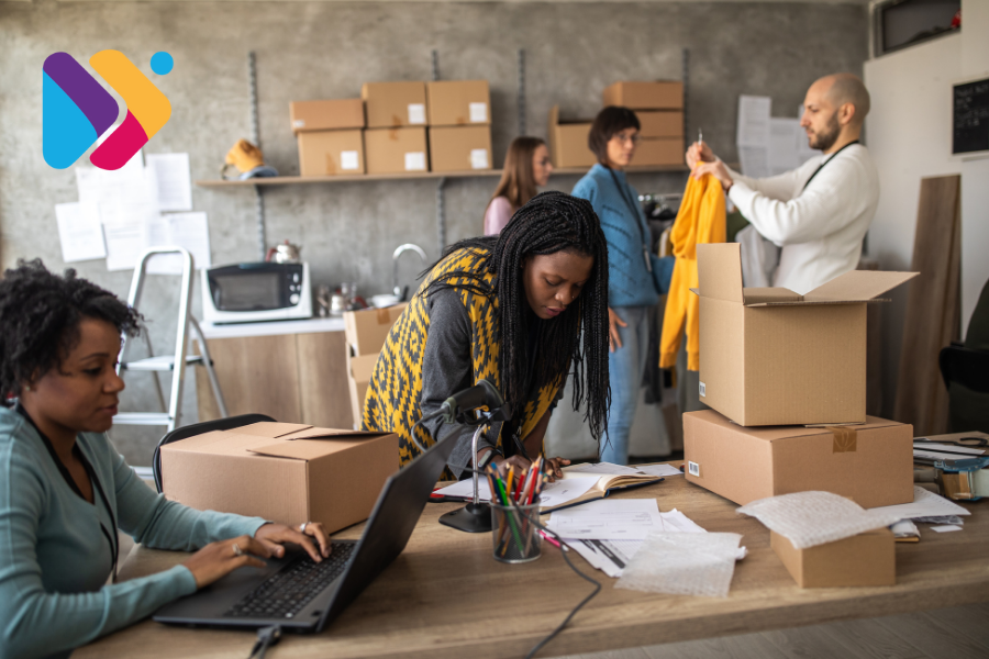Equipe de e-commerce reunida em um escritório discutindo estratégias de vendas online.