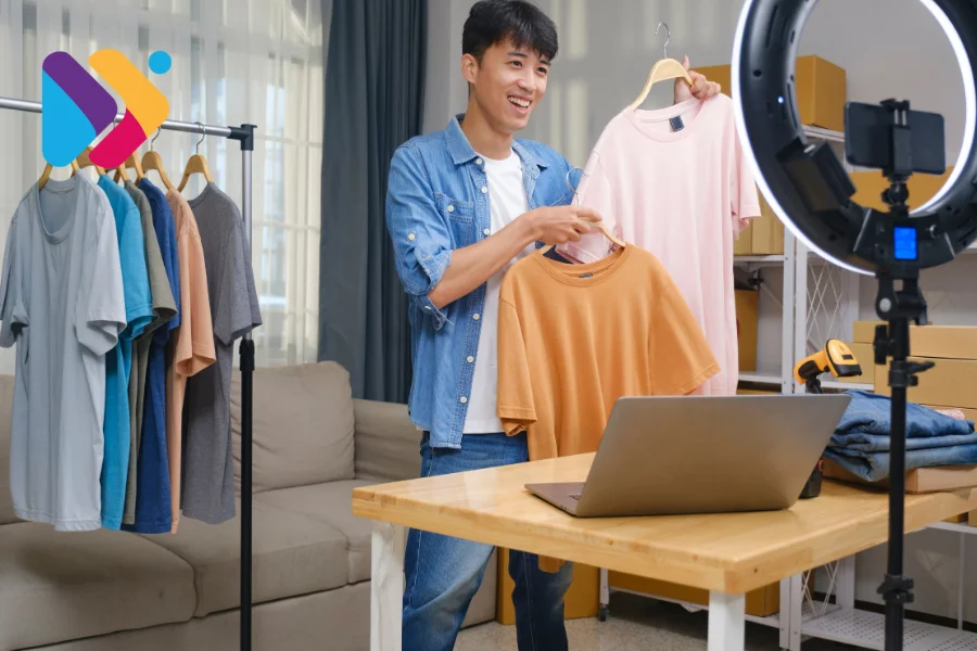 Apresentador realizando live commerce em marketplace