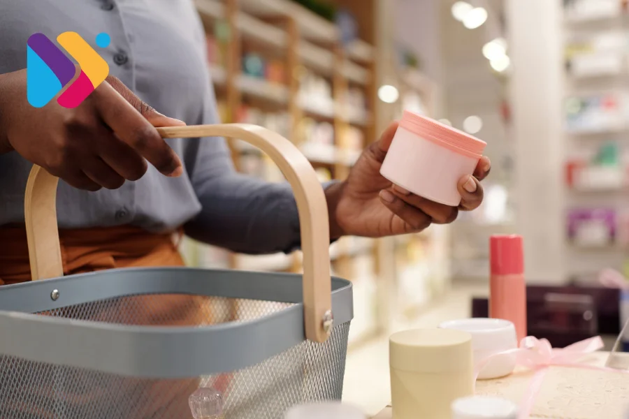 pessoas comprando online analisando tendências de comportamento do consumidor