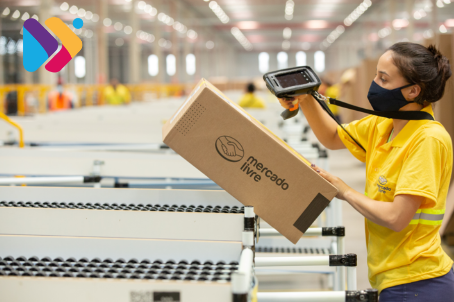 Centro logístico do Mercado Livre com pacotes sendo preparados para envio