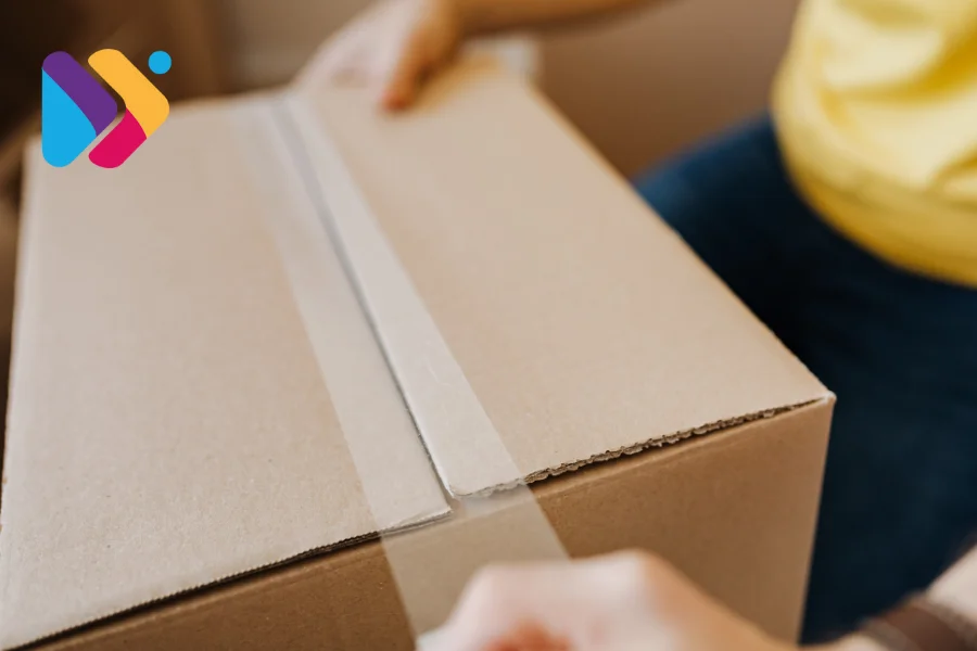 Consumidor escolhendo compra online influenciado pelo frete rápido