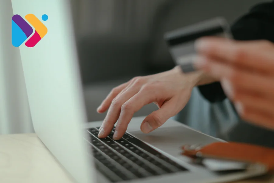 Produtos de marcas próprias em destaque dentro de um marketplace