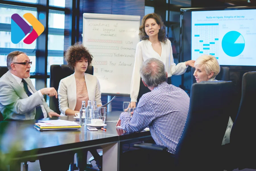 Equipe organizando estoque e analisando sistema de gestão para crescimento no e-commerce