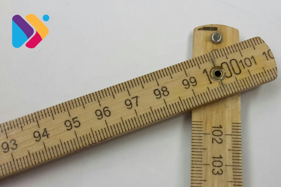 Vendedor medindo caixa com fita métrica e balança para envio no Mercado Livre