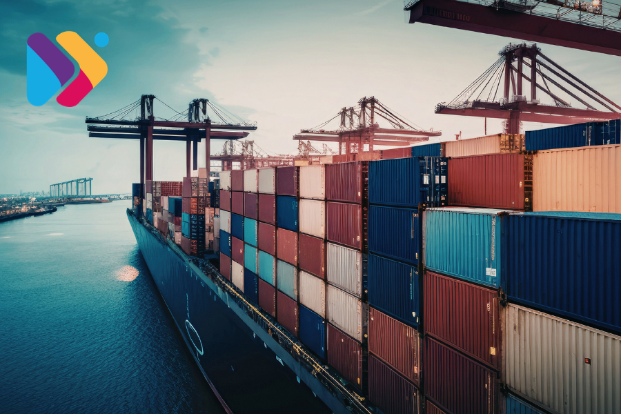 Caixas de produtos importados sendo organizadas para venda em e-commerce