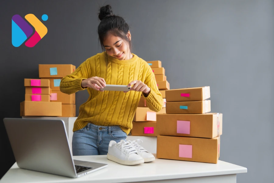 Pessoa iniciando vendas online com notebook e produtos organizados para envio