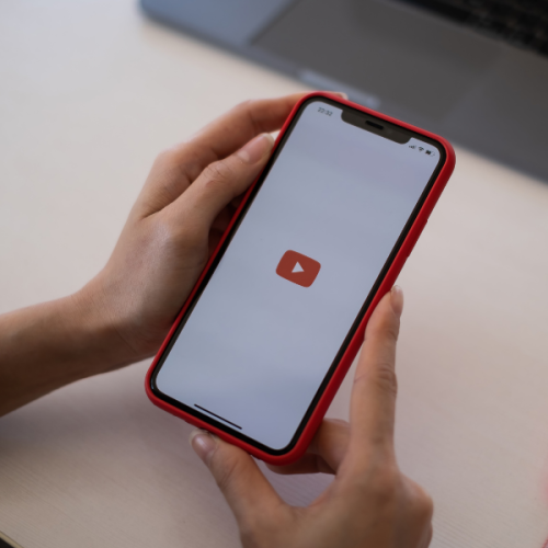 Criadores de conteúdo usando YouTube Shopping para promover produtos com links diretos de compra.