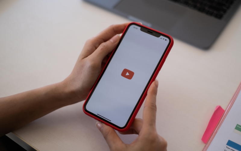 Criadores de conteúdo usando YouTube Shopping para promover produtos com links diretos de compra.
