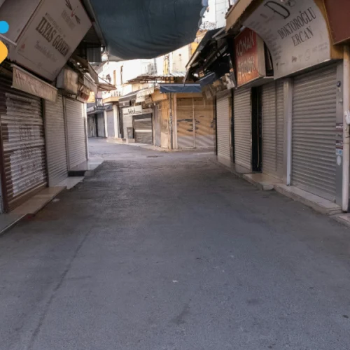 Empresário conectando loja física a canais de venda online