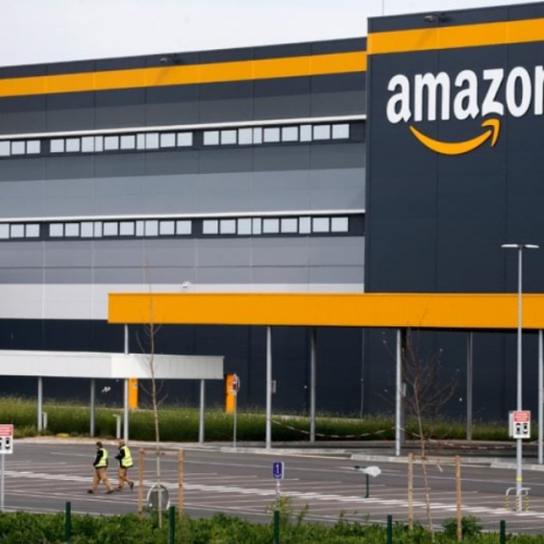 Consumidores brasileiros usando o Amazon Mercado para comprar produtos essenciais online.