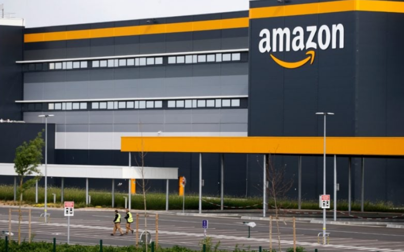 Consumidores brasileiros usando o Amazon Mercado para comprar produtos essenciais online.