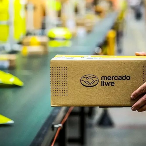 Garrafas de destilados em prateleira de loja, destacando a suspensão temporária da venda de bebidas alcoólicas no Mercado Livre.