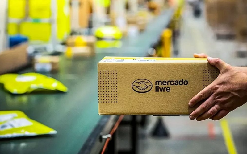 Garrafas de destilados em prateleira de loja, destacando a suspensão temporária da venda de bebidas alcoólicas no Mercado Livre.