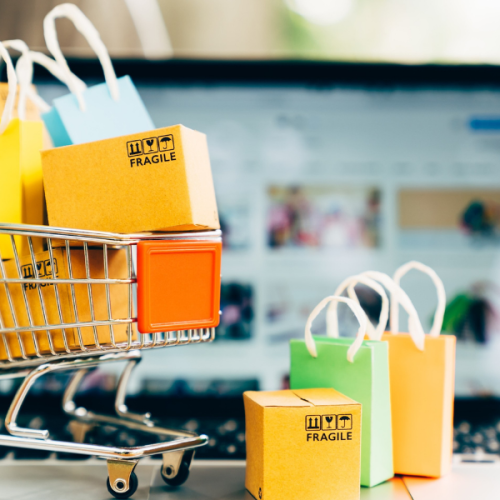 Consumidores brasileiros realizando compras online, representando as tendências de consumo no e-commerce brasileiro em 2025.