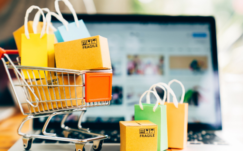 Consumidores brasileiros realizando compras online, representando as tendências de consumo no e-commerce brasileiro em 2025.