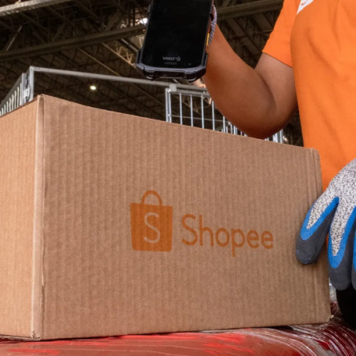 Centro de distribuição da Shopee em São Bernardo do Campo, com área de triagem de pacotes automatizada.