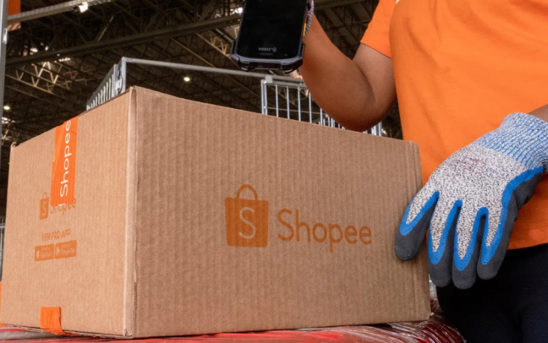 Centro de distribuição da Shopee em São Bernardo do Campo, com área de triagem de pacotes automatizada.