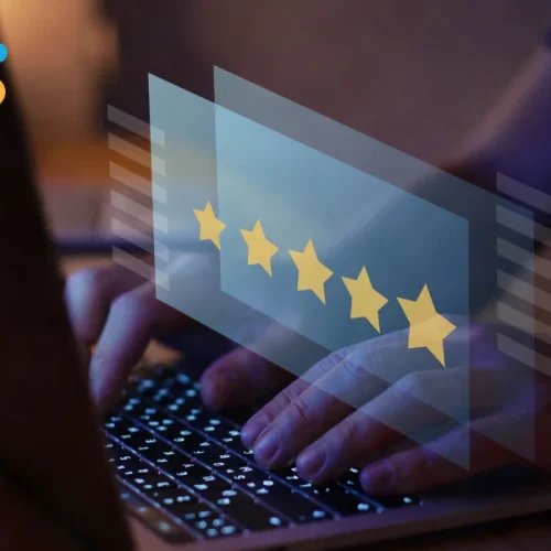 Cliente deixando avaliação positiva após compra online