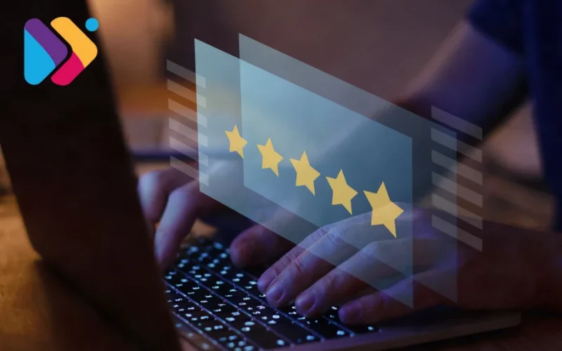 Cliente deixando avaliação positiva após compra online