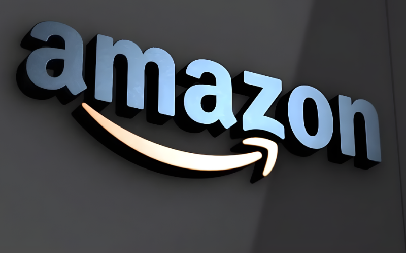 Centro de dados da Amazon Web Services com servidores para serviços de nuvem e IA. Sugestões de links internos: