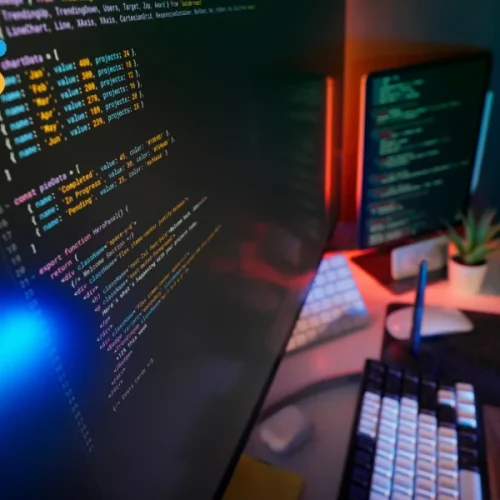 Computador com dashboard de ERP mostrando controle de vendas e estoque integrado