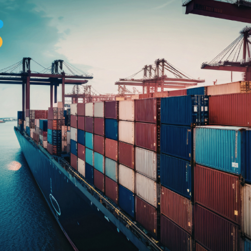 Caixas de produtos importados sendo organizadas para venda em e-commerce