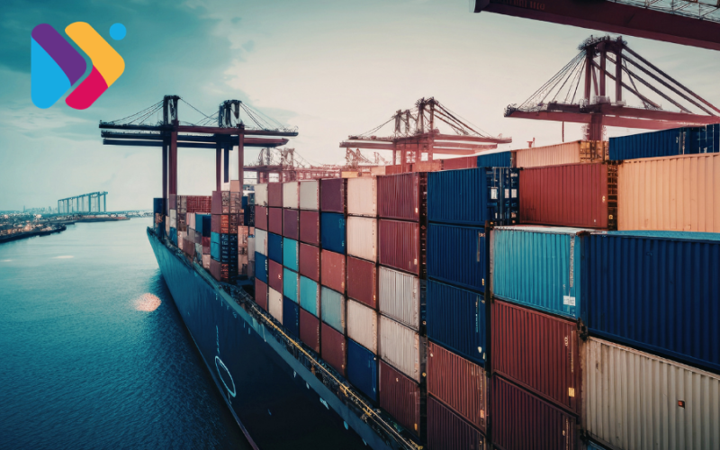 Caixas de produtos importados sendo organizadas para venda em e-commerce