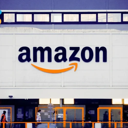 Fire TV Stick da Amazon exibindo mensagem de bloqueio de aplicativos piratas