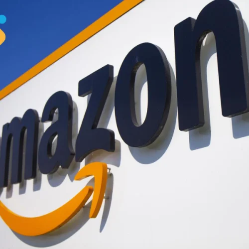 Vendedor analisando vendas na Amazon com gráficos de crescimento ao fundo