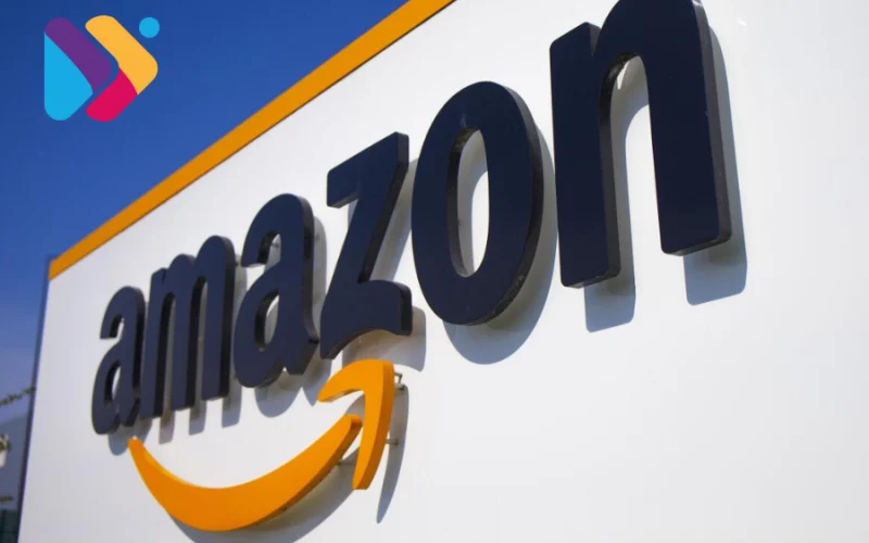 Vendedor analisando vendas na Amazon com gráficos de crescimento ao fundo