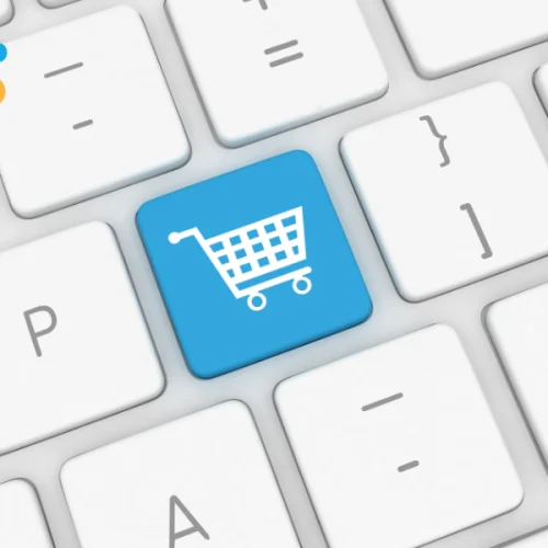 Empreendedor analisando custos e estratégias para abrir um e-commerce de sucesso.