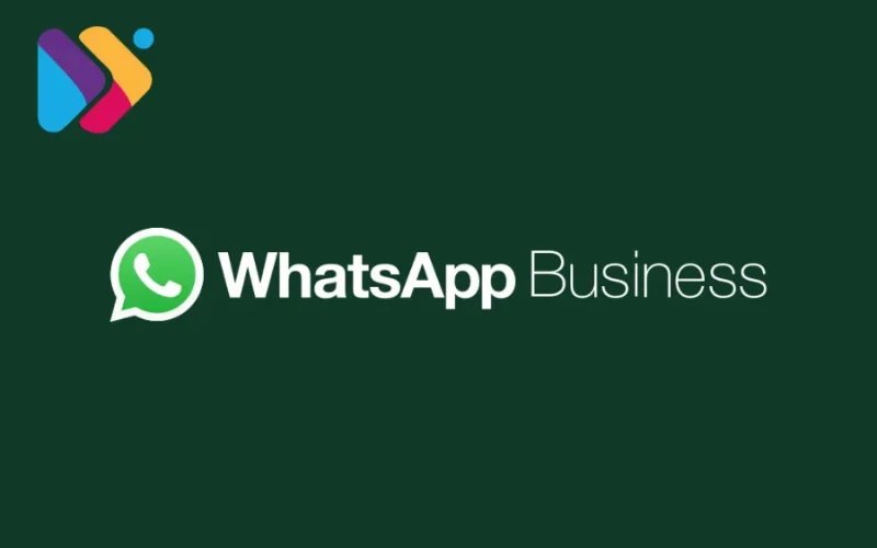 Profissional atendendo cliente pelo WhatsApp Business