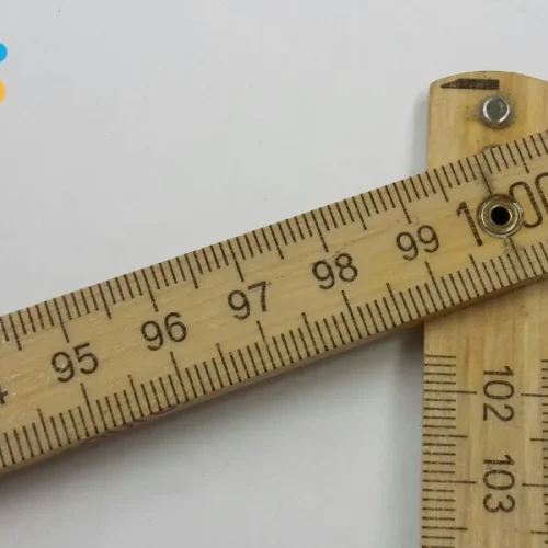 Vendedor medindo caixa com fita métrica e balança para envio no Mercado Livre