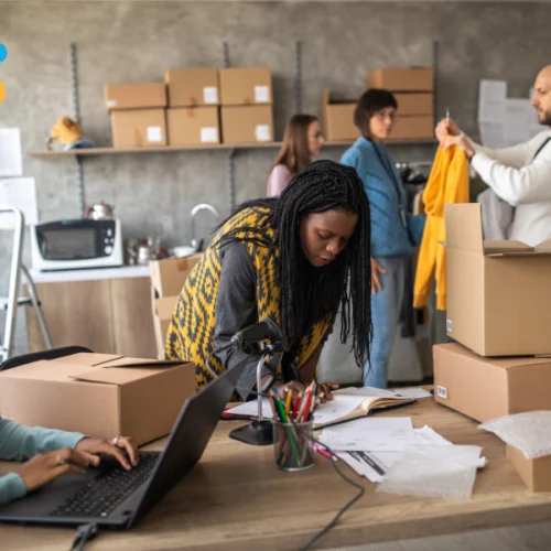 Equipe de e-commerce reunida em um escritório discutindo estratégias de vendas online.