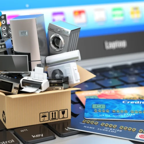 Empreendedor analisando produtos para vender online com notebook e gráficos.