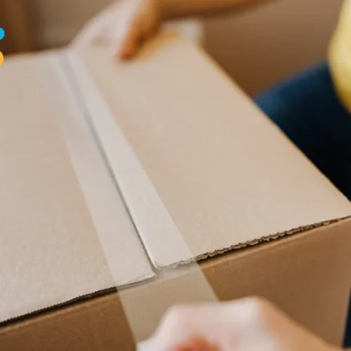 Consumidor escolhendo compra online influenciado pelo frete rápido