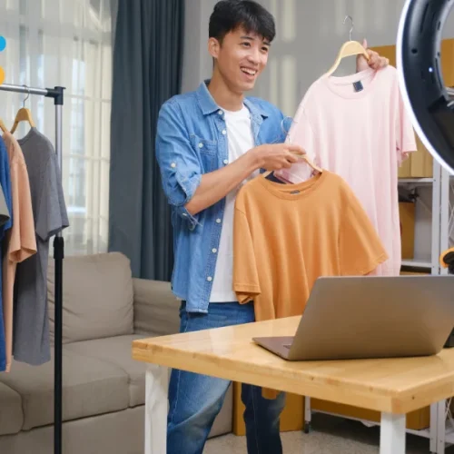 Apresentador realizando live commerce em marketplace