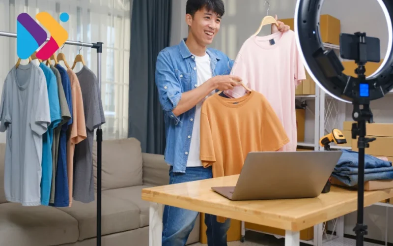 Apresentador realizando live commerce em marketplace