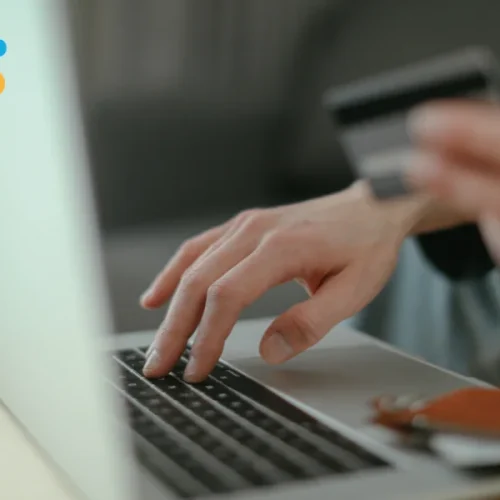 Produtos de marcas próprias em destaque dentro de um marketplace