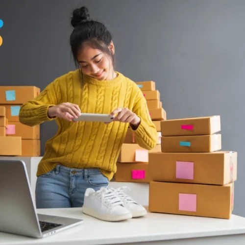Pessoa iniciando vendas online com notebook e produtos organizados para envio