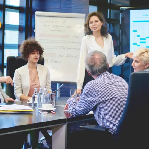 Equipe organizando estoque e analisando sistema de gestão para crescimento no e-commerce