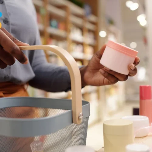 pessoas comprando online analisando tendências de comportamento do consumidor