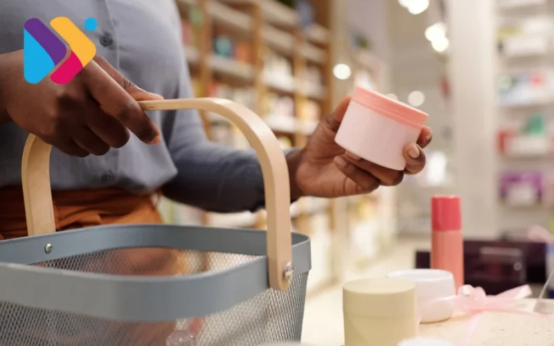 pessoas comprando online analisando tendências de comportamento do consumidor